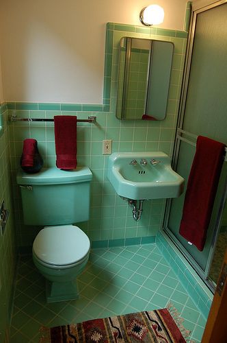 Missing the black accents. Most of the relatives/ friends houses had a version in pink or yellow. 50s Bathroom, Bathroom Vintage, Green Art Deco, Mid Century Bathroom, Art Deco Bathroom, Toilet Sink, Retro Bathrooms, Deco Bathroom, Casa Vintage