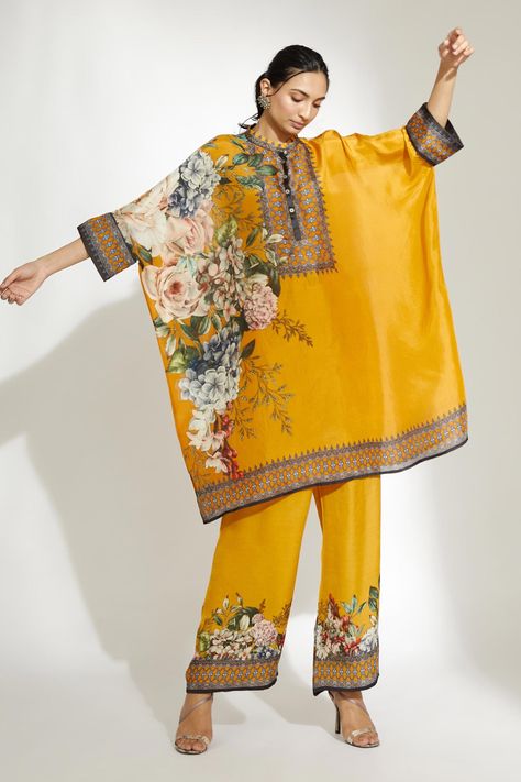 Collar Chanel, Rajdeep Ranawat, Tunics Online, Printed Palazzo Pants, Gaun Fashion, Yellow Satin, Yellow Silk, Bodo, Satin Color