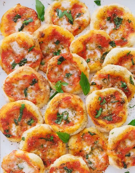 Mini Pizzas Mini Pizza Appetizers Finger Foods, Mini Naan Bread Ideas Appetizers, Pizza Canapes, Shared Lunch Ideas, Mini Pizza Appetizers, Christmas Finger Food, Mini Pizza Bites, Mini Pizza Recipes, Pizza Slider