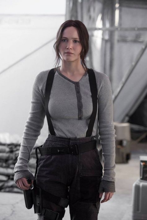 high waist relaxed pants, henley shirt. Katniss Everdeen Outfit, Jeniffer Lawrance, Hunger Games Outfits, Hunger Games Katniss, Jennifer Lawrence Pics, Mockingjay Part 2, Katniss And Peeta, Hunger Games 3, Hunger Games Series