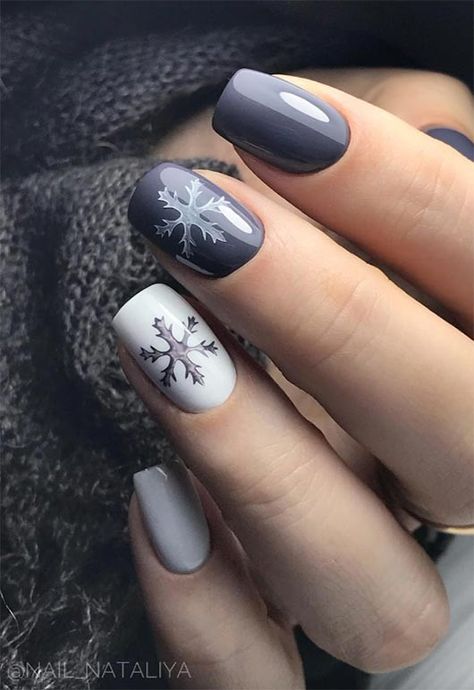 Gray and white snowflakes Coloured Nails, December Nails, Christmas Gel Nails, Nails Winter, Short Nails Art, Her Nails, Snowflake Nails, Christmas Nails Acrylic, Winter Nail Art