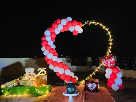 Balcony Balloon Decoration, Surprise Birthday Party Decorations, Flower Decoration For Ganpati, Room Surprise, Design Balloon, Birthday Theme Decoration, Simple Stage Decorations, Royal Decorations, Birthday Decorations At Home