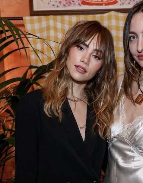 Sukiyaki Waterhouse Hair, Shaggy Fringe Long Hair, Bangs Hairstyles Brown Hair, Sookie Waterhouse Hair, Fringe Shag Hair, Sumi Waterhouse Hair, Wiki Waterhouse Hair, Sumo Waterhouse Hair, Jessica Day Bangs