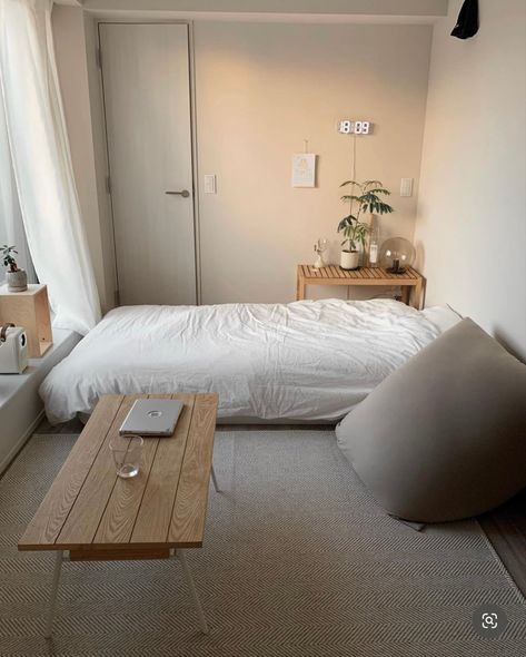 Japanese Minimalism Bedroom, Japanese Style Studio Apartment, Minimalist Japanese Bedroom, Japanese Minimalist Bedroom, Table Decor Inspiration, Japanese Inspired Bedroom, Japan Room, Small Room Interior, Bedside Table Decor