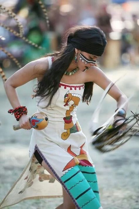 Danza Azteca / Via esto es México. Native American Dance, Aztec Culture, Aztec Warrior, Native American Peoples, Mode Boho, Mexican American, Native American History, Pow Wow, Native American Culture