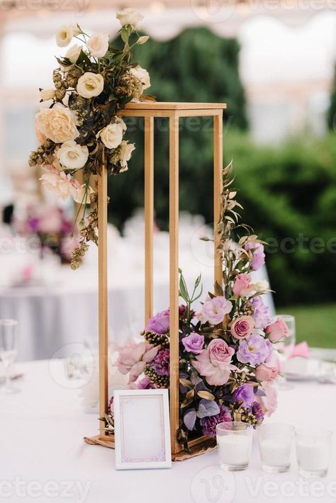 elegantes decoraciones de boda hechas de flores naturales Flower Decorations Wedding, Woodland Fairy Birthday Party, Sweet 15 Party Ideas Quinceanera, Quinceanera Centerpieces, Quince Decorations, 50th Birthday Decorations, Wedding Backdrop Design, Tall Centerpieces, Decorations Wedding