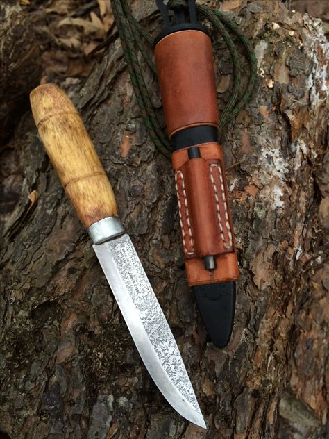 Mods to my favorite Mora Classic 2 camp knife. Antiqued the handle, acid etched blade and added leather to the sheath to carry a fire steel. Leuku Knife, Mora Knife, Mora Knives, Bushcraft Kit, Leatherworking Tools, Knife Patterns, Bushcraft Gear, Forged Knife, Bushcraft Knives