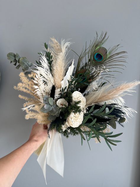 Wedding Flowers With Feathers, Forest Bridal Bouquet, Pheasant Feather Bouquet, Flower Bouquet For Bridesmaids, Green And White Wedding Bouquet, Peacock Wedding Bouquet, White Dried Flower Bouquet, Bouquet With Feathers, Engagement Bouquet