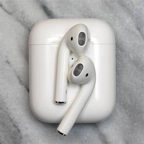 Wireless. Effortless. Magical. With plenty of talk and listen time, voice-activated Siri access, and an available wireless charging case, AirPods deliver an incredible wireless headphone experience. Fone Apple, Latest Electronic Gadgets, Iphone Gadgets, Airpods Apple, Apple Airpods 2, Apple Air, Electronics Mini Projects, Buy Apple, Latest Gadgets