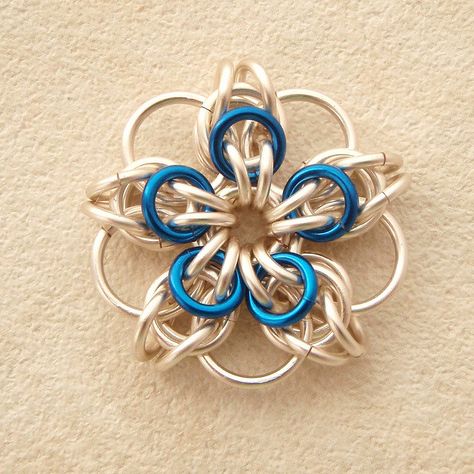 Celtic flower tutorial: Chainmaille how to. Celtic Flower, Chain Maille Patterns, Jump Ring Jewelry, Chainmail Jewelry, Rings Ideas, Chainmaille Bracelet, Chain Maille Jewelry, Chain Maille, Diy Wire Jewelry