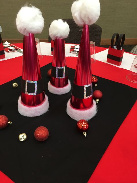 Santa Treat Table, Breakfast With Santa Decorations, Santa Brunch, Centerpieces For Christmas, Santa Breakfast, Christmas Party Centerpieces, Santa Table, Decor Natal, Paper Mache Cone