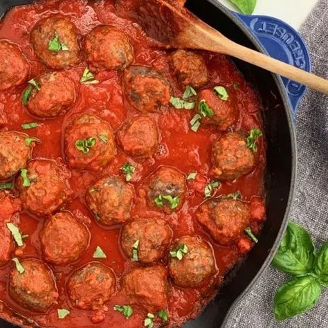 Homemade Italian Meatballs that are super tasty and full of flavor. These are great for a quick weeknight dinner, go perfect on top of delicious Italian homemade spaghetti and would be perfect to double or triple the recipe to feed a crowd for your net get together or holiday meal ideas. #holidayrecipe #feedacrowd You wouldn't know they're #glutenfree and #dairyfree. This is a fantastic allergy friendly recipe. Gluten Free Italian Meatballs, Gluten Free Worcestershire Sauce, Frozen Italian Meatballs, Easy Italian Meatballs, Homemade Italian Meatballs, Gluten Free Meatballs, Baked Meatballs, Meatball Dinner, Italian Meatballs Recipe