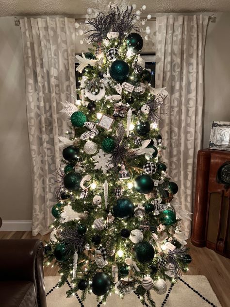 Christmas Champagne Christmas Tree, Ideas Christmas Decoration, Green And Gold Christmas, Green Christmas Tree Decorations, Green Christmas Decorations, Decoration Ideas Christmas, Black Christmas Decorations, Gold Christmas Decor, Christmas Tree Inspo