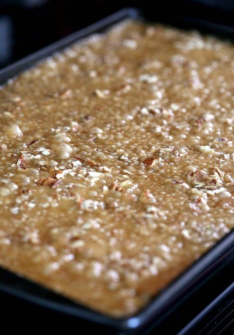 Praline Crack coming out of oven Cracker Toffee Recipe, Gram Cracker, Toffee Dessert, Cracked Cookies, Graham Cracker Toffee, Praline Cake, Cookies And Cups, Praline Recipe, Graham Cracker Recipes