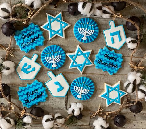 Chanukah Cookies Royal Icing, Dreidel Cookies Decorated, Hanukkah Royal Icing Cookies, Hanukkah Cookies Decorated, Chanukah Desserts, Hanukkah Sugar Cookies, Chanukah Cookies, Jewish Magic, Hanukkah 2023