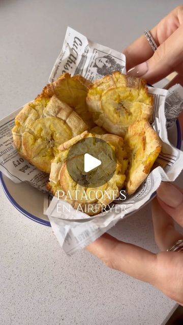 Delicious Martha | Eat Girl on Instagram: "Patacones sin frituras ¡en airfryer! De mi viaje de luna de miel a Galápagos me traje la maleta llena de recuerdos y un amor por los patacones que me tenía tristona por no saber cómo replicarlos aquí sin tener que freírlos dos veces. Hasta que probé a hacerlos en la airfryer. OuMamma, quedan delicious 🤭 Solo necesitas plátano verde o plátano macho. No, no se puede sustituir ni te sirve el canario🫠 Esta receta cuando la enseñé ayer en stories, literal que me llenasteis la bandeja de entrada con preguntas, así que espero que os la guardéis mucho🥹 ✄- - - - - - - - - - - - - #deliciousmartha #singluten #recetasfaciles #comesano #tostones #cocinafacil #patacon #airfryer #recetasenairfryer #recetasinhorno #patacones" Ride It, December 11, Sin Gluten, Air Fryer, On Instagram