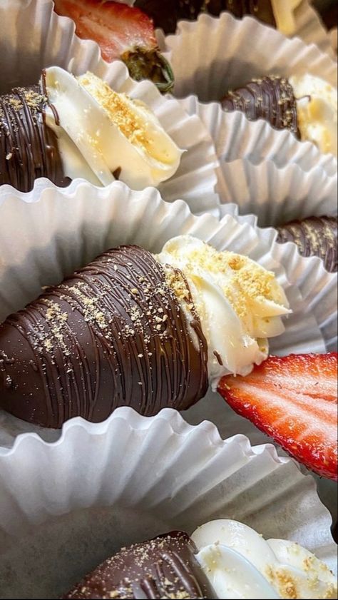 Cheesecake strawberries Bake Sell, Strawberry Boxes, Chocolate Covered Cheesecake, Cheesecake Stuffed Strawberries, Strawberry Ideas, Chocolate Covered Desserts, Stuffed Strawberries, Strawberry Box, Baking Decor