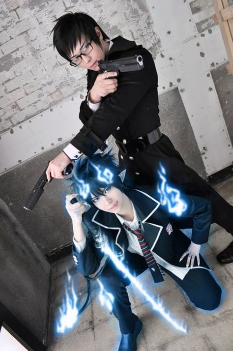 a happy Y life (///∇//) — (*´Д｀)=з OMG Yukio x Rin they look so real ❤ Rin And Yukio, Cosplay Guy, Blue Exorcist Cosplay, Yukio Okumura, Exorcist Anime, Cosplay Boy, Rin Okumura, Film Anime, Epic Cosplay