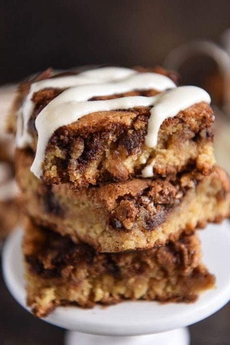 Cinnamon Roll Blondies, Blondies Dessert, Cinnamon Desserts, Blondies Recipe, Cinnamon Brown, Cream Cheese Icing, S'mores, Cinnamon Roll, Sweets Desserts