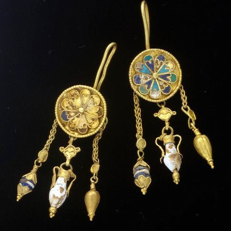 Hellenistic gold amphora earrings, inlaid with lapis, turquoise and glass paste. 4th-3rd century BC. Antiquarium of Fine Arts Gallery, NYC Modern Gold Ring, Ancient Jewellery, Lapis Lazuli Pendant, Ancient World, Snake Jewelry, Greek Jewelry, World Photo, Ancient Jewelry, Antique Earrings