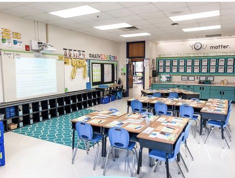 2nd Grade Economics, Classroom Desk Arrangement, Classroom Architecture, Classroom Seating Arrangements, Desk Arrangements, Meet The Teacher Night, Classroom Arrangement, Classroom Desk, Classroom Seating