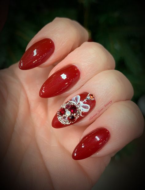 Christmas Ornament Nails, Holiday Nails Red, Red Nails Almond, Bridal Nail Designs, Christmas Nails 2019, Elegant Bridal Nails, Cruise Nails, Bridal Nails Designs, Bridal Nail