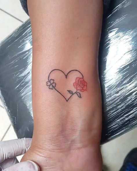 Single Heart Tattoo, Heart With Rose Tattoo, Love Heart Tattoo Designs, Tattoo Designs Heart, Fingerprint Heart Tattoos, Rose Heart Tattoo, Lotusblume Tattoo, Classy Tattoos For Women, Mom Heart Tattoo