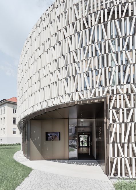 The public library of Dornbirn was designed as an inter-generational sharing, meeting, and learning space. It promotes reading, the practice of languages, the exploration of computerized research methods, and new forms of communication. “The new library is a milestone for Dornbirn’s culture and education,” says Mayor Andrea Kaufmann happily. Library Facade Architecture, Modern Library Architecture Exterior, Public Libraries Design, Public Library Design Architecture, Library Facade Design, Library Building Architecture, Library Architecture Concept, Library Interior Design Public, Modern Library Architecture