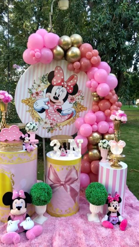 video de Instagram de Naimieventos • Feb 1, 2022 at 4:51 AM Minnie Golden, Toddler Girl Party Ideas, Minie Mouse Party, Minnie Mouse Birthday Decorations, Minnie Mouse Birthday Cakes, Bolo Minnie, Party Table Settings, Minnie Party, Mini Mouse