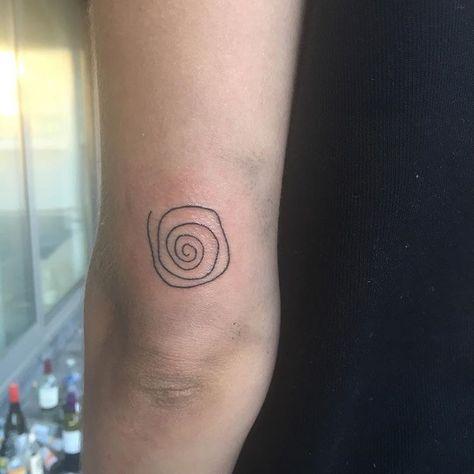 Sneaky Tattoo Placement, Handpoke Tattoo Ideas, Spiral Tattoos, On Tattoo, Cute Tats, Handpoke Tattoo, 4 Tattoo, Stick N Poke Tattoo, Poke Tattoo