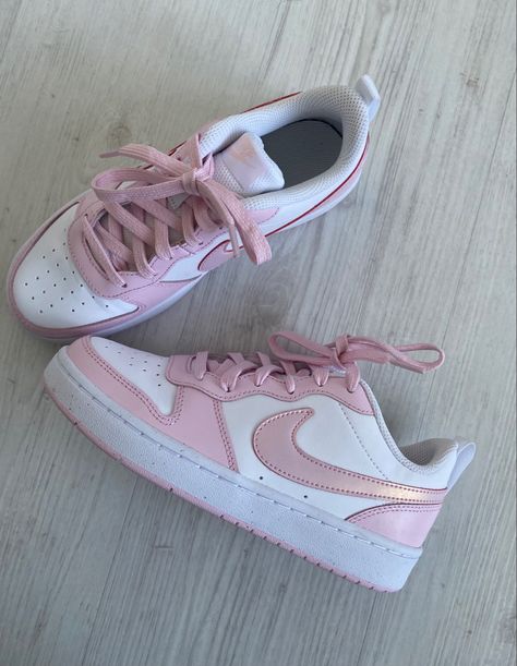 Pink Nike Shoes Outfit, Zapatillas Aesthetic, Pastel Shoes, Dress Up Shoes, Pink Nike Shoes, Logo Shoes, Girls Dress Shoes, All Nike Shoes, Cute Nike Shoes