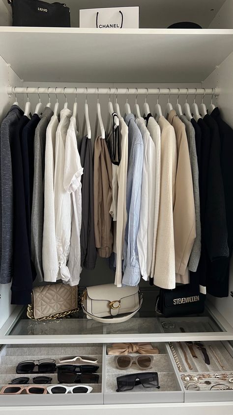 Dream Dressing Room, Organized Closet, Wardrobe Organisation, Capsule Wardrobe Essentials, Wardrobe Room, Clothes And Shoes, Closet Inspiration, Dream Apartment, Cozy Room