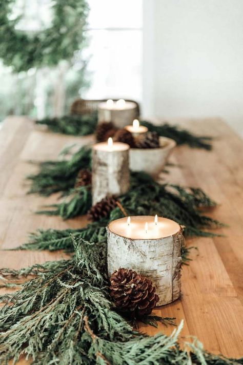 Deco Noel Nature, Natural Holiday Decor, Woodland Christmas Decor, Natural Christmas Decor, Cabin Christmas, Deco Nature, Christmas Inspo, Natural Christmas, Woodland Christmas