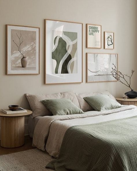 Transform your bedroom into a calm space with this gallery wall in green and beige tones. Get the gallery wall here! Bedroom Inspirations Beige, Beige Walls Bedroom, Sage Bedroom, Green Bedroom Walls, Sage Green Bedroom, Calming Bedroom, Beige Bedroom, Bedroom Wall Colors, Wood Bedroom