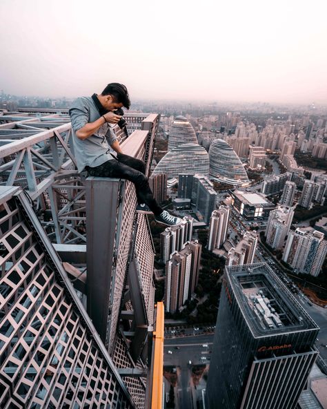 Rooftop Portrait, Rooftop Pictures, Wallpaper Male, Photo References For Drawing, Rooftop Ideas, Personal Resume, Single Travel, Public Domain Photos, Adventure Aesthetic