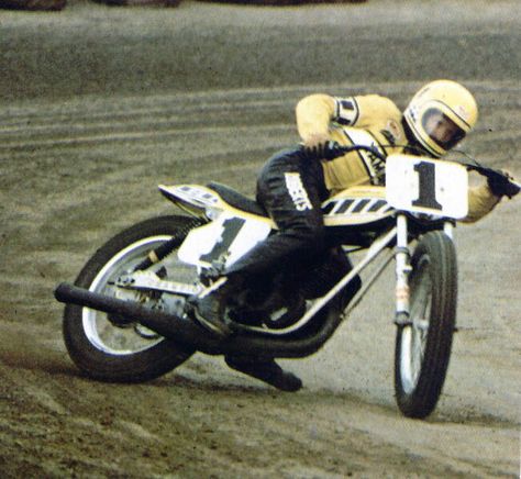 1922 flat track racer. o.g. mystery man. old race outfit. loco. Kenny Roberts hanging loose, speed probably at 90mph or so. u... Speedway Motorcycles, King Kenny, Kenny Roberts, Flat Track Racing, Flat Track Motorcycle, Speedway Racing, Race Outfit, Yamaha Racing, Motorcycle Racers