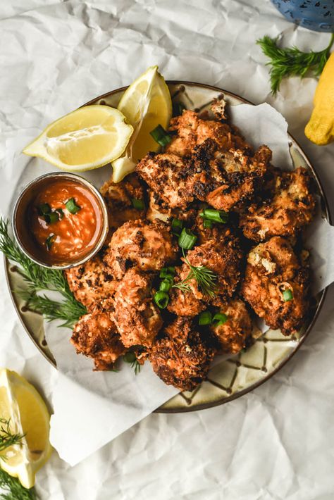 Fried Cauliflower Bites, Fried Chicken Bites, Fried Chicken Nuggets, Healthy Food Photography, Cauliflower Wings, Vegan Ranch, Cauliflower Bites, Fast Healthy Meals, Fried Cauliflower