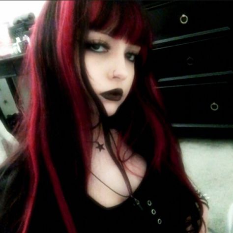 Goth Highlights, Gothic Dyed Hair, Red Draculaura Hair, Gothic Hair Ideas, Goth Layered Hair, Gothic Hair Dye Ideas, Black Hair With Red Extensions, Alternative Hair Bangs, Vampire Hair Color