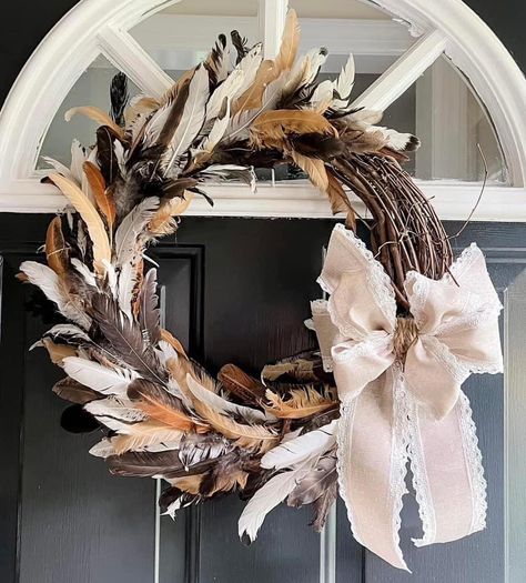 Feather Crafts Diy, Winter Wreath Diy, Feather Wreath, Feather Decor, Turkey Feathers, Feather Crafts, Nature Crafts, Winter Wreath, Crafty Craft