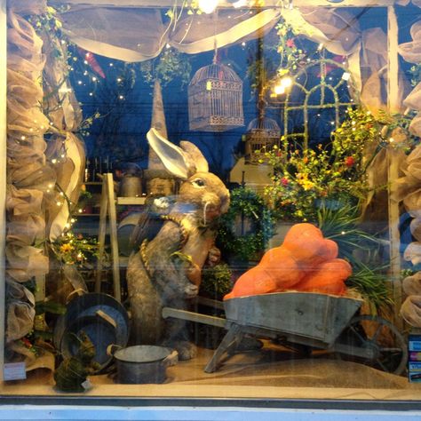 Florist Display, Photozone Ideas, Easter Window Display, Primitive Bunnies, Spring Window Display, Gift Shop Displays, Vitrine Design, Window Display Retail, Easter Display