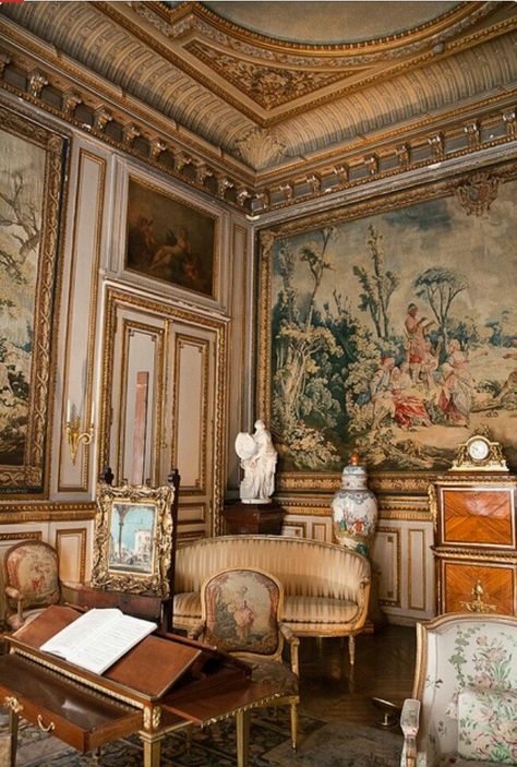 Old English style home decor Baroque Interior, Ad Interior, Historical Interior, Needlepoint Tapestry, Chateau France, French Interior, English Style, Elegant Interiors, French Furniture