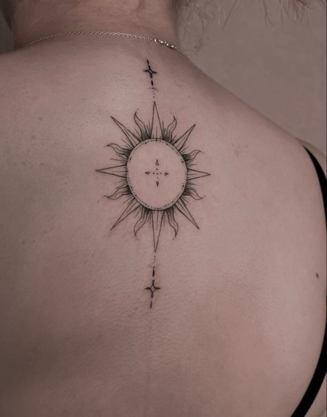 #tattoo #back #sun #tattoart #fineline #aesthetic Tattoo Back, Piercing Inspo, Sun, Tattoos