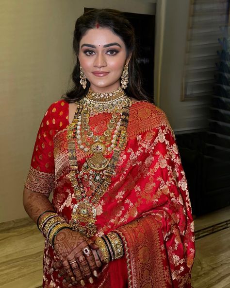 In the grand tapestry of style, a Sabyasachi saree meets its perfect match in flawless makeup. 🥀✨ Makeup: @makeupbykomalhiire Hair: @naynahairartist Beauty: @himali_gaikar_34 Saree: @sabyasachiofficial #KomalHire #MakeupByKomalHire #softglam #bridesbykomalhire #marathibridalmakeup #mumbaimakeupartist #komalhiremakeupartist #BridalLook #OffbeatBridalLook #Bride #BrideOfTheDay #FreshMakeupLook #Sabyasachi #SareeLook #Flawless #SareeGlam #FlawlessMakeup Sabyasachi Sarees Brides, New Bride Look Indian, Banarasi Shalu, Sabyasachi Saree, Maharashtrian Wedding, Fresh Makeup Look, Sabyasachi Sarees, Sabyasachi Bride, Gorgeous Lady