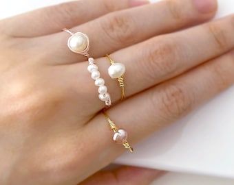 Wedding Ring Modern, Pearl Ring Design, Fresh Water Pearl Ring, Diy Wire Jewelry Rings, Rings Dainty, Wire Jewelry Rings, Freshwater Pearl Ring, Wire Jewelry Designs, Wire Wrapped Ring