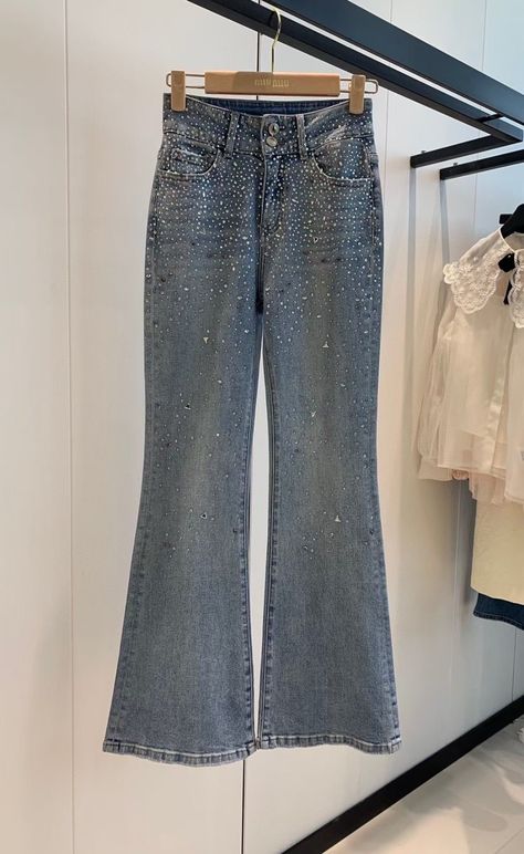 Bedazzled Flare Jeans, Glitter Jeans Outfit, Blonde Latina, Bling Pants, Diamond Jeans, Kate Moss Street Style, Sparkle Jeans, Bedazzled Jeans, Casual Trendy Outfits