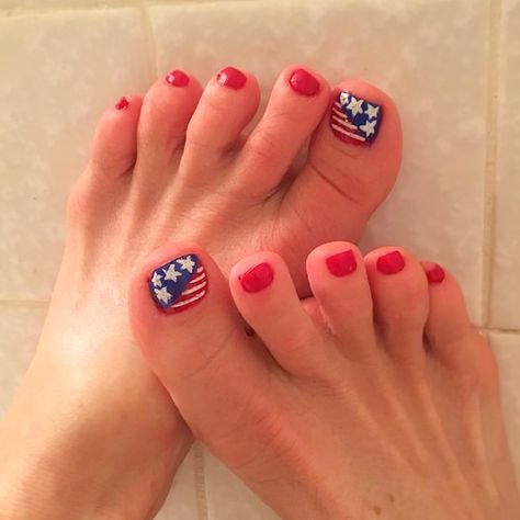 Square Toenails, Natural Toenails, Red White Blue Nails, Flags Design, Fake Toenails, Blue American Flag, Nails Short Square, Pedicure Ideas, Manicure Nail Designs