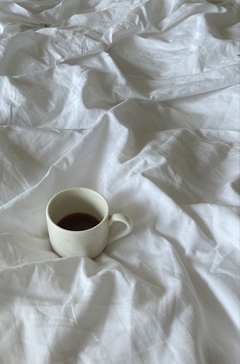 Coffee On Bed Aesthetic, Bed With Coffee, Coffee Bed Aesthetic, Coffee In Bed Aesthetic, Coffee On Bed, Eating In Bed, Coffee Shoot, Spain Life, Tea In Bed