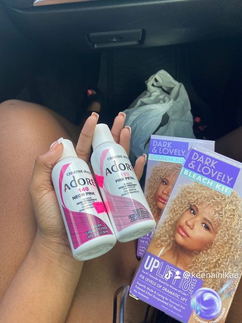 Light Skin Hair Dye Ideas, Pink Adore Hair Dye, Hairdye Ideas For Black Women, Hair Dye Colors For Black Women, Honey Blonde And Pink Hair, Hair Color Ideas Pink, Cute Hair Color Ideas, Ways To Dye Your Hair, Hair Dye Products