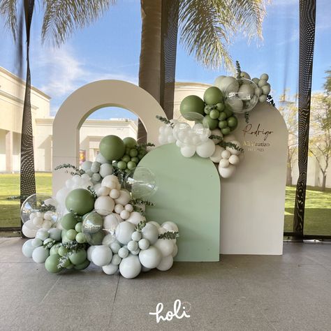 Aesthetic Ballon Arch, Sage Balloon Backdrop, Sage And White Balloon Garland, Ballon Garland Backdrop, Backdrop Arch Ideas, Baby Shower Home Decorations, Sage Balloon Arch, Arch Backdrop With Balloons, Green Baby Shower Ideas