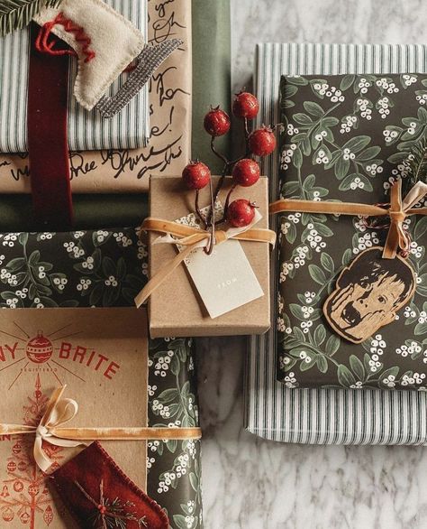 Giftwrap Ideas, Pretty Gift Wrapping Ideas, Wrapping Presents, Gift Wrapping Inspiration, Creative Gift Wrapping, Christmas Feeling, Christmas Inspo, Warm Christmas, Wrapping Ideas